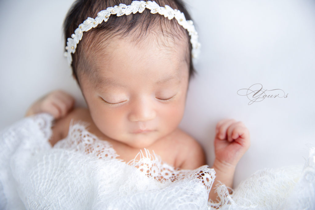 仙台のニューボーンフォト　白い背景で仰向けポーズでねんねする生後12日の赤ちゃん