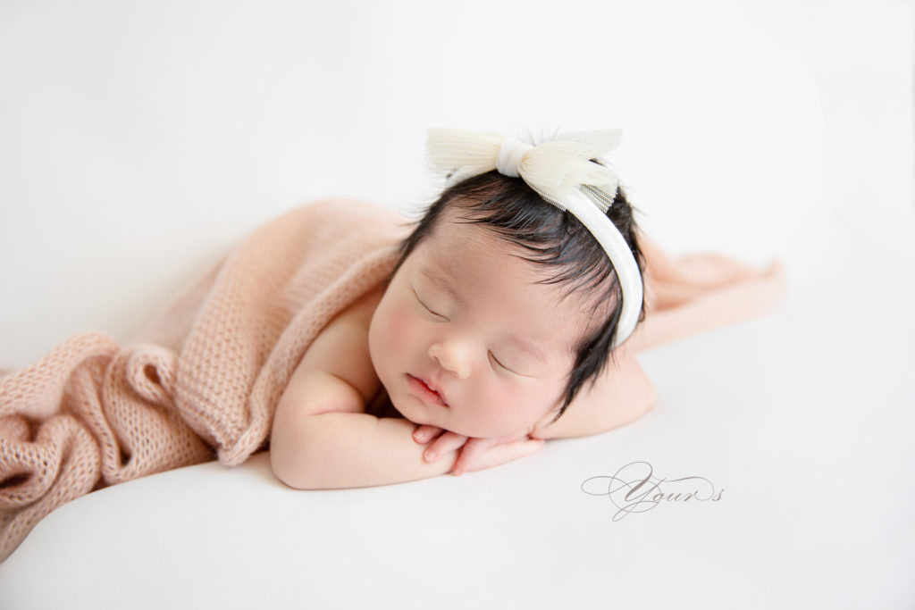 仙台のニューボーンフォト　白い背景とピンクの布で可愛く眠る生後10日の赤ちゃん