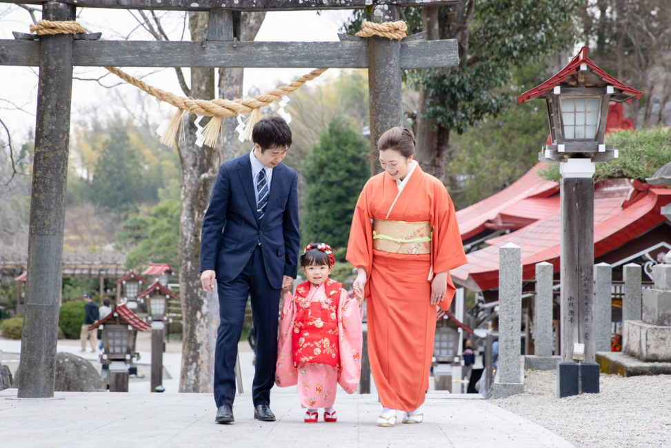 宮城県仙台市の七五三出張撮影　支度付きの撮影　金蛇水神社で笑顔の３歳女の子とご家族