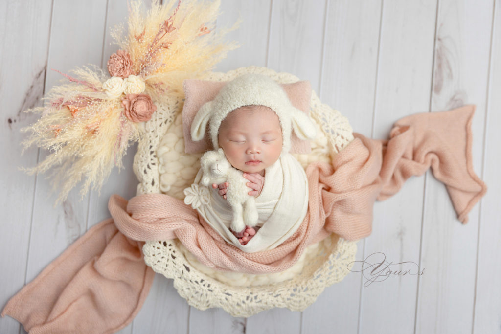 仙台のニューボーンフォト　お包みでかごに入っているポーズの生後10日の赤ちゃん