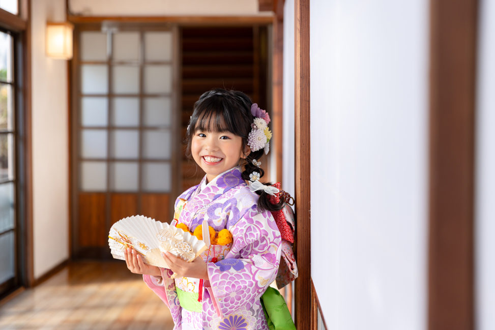 宮城の七五三出張撮影　神社で笑顔を見せる７歳着物姿の女の子