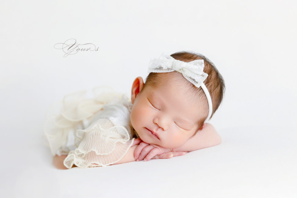 仙台市のニューボーンフォト　白い背景でチンオンハンズのポーズで眠る生後10日の赤ちゃん